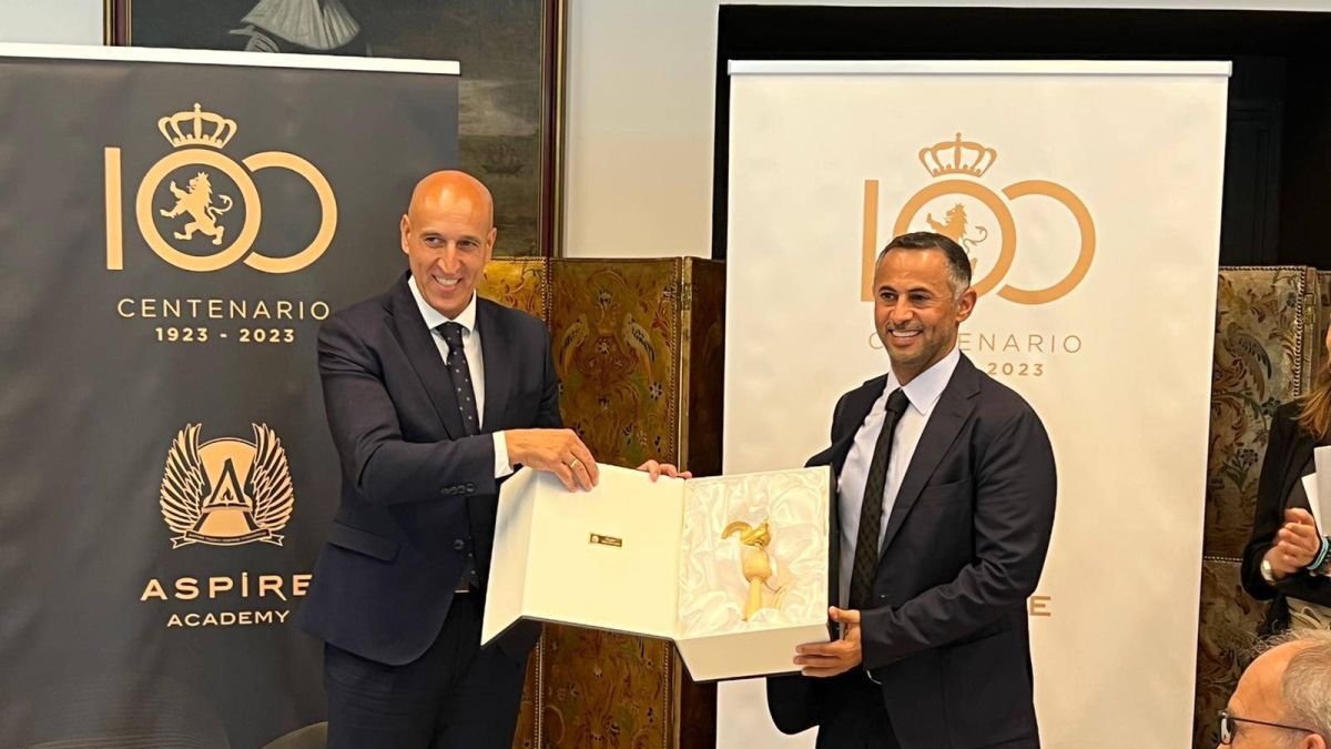 El alcalde José Antonio Diez y el presidente de la Cultural Mohammed Khalifa Al-Suwaidi. RAMIRO