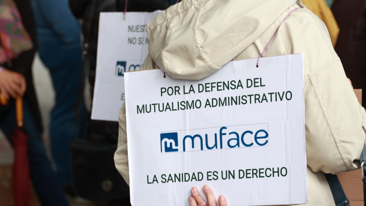 Funcionarios se manifiestan por Muface.
