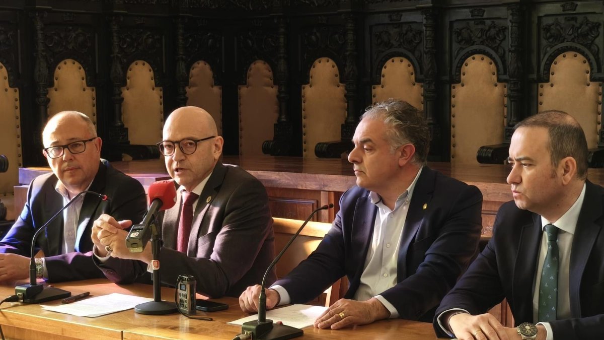 El acto de presentación estuvo presidido por el alcalde de Astorga, José Luis Nieto, acompañado por el catedrático de la UCM y subdirector del Departamento de Teorías y Análisis de la Comunicación, profesor Ubaldo Cuesta, quien dirige el congreso; el profesor Javier Sierra, director de otros congresos presentados, y el profesor José Ignacio Niño, colaborador académico del Congreso.