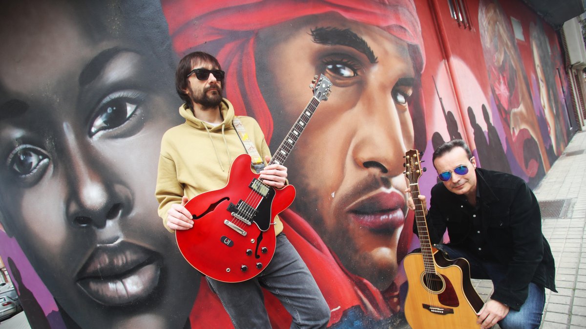 El guitarrista Gio Yáñez y el escritor Carlos Fidalgo.