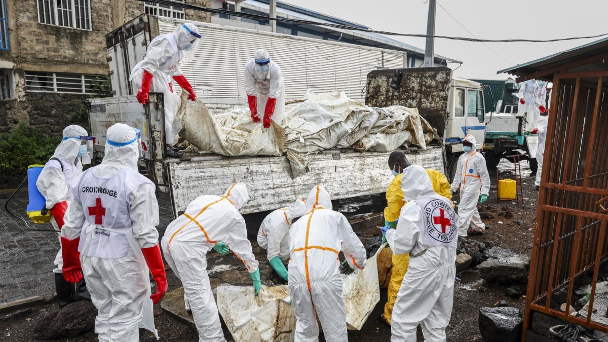Miembros de la Cruz Roja congoleña y voluntarios descargan a las víctimas del reciente conflicto antes de enterrarlas en un cementerio en Goma, República Democrática del Congo
