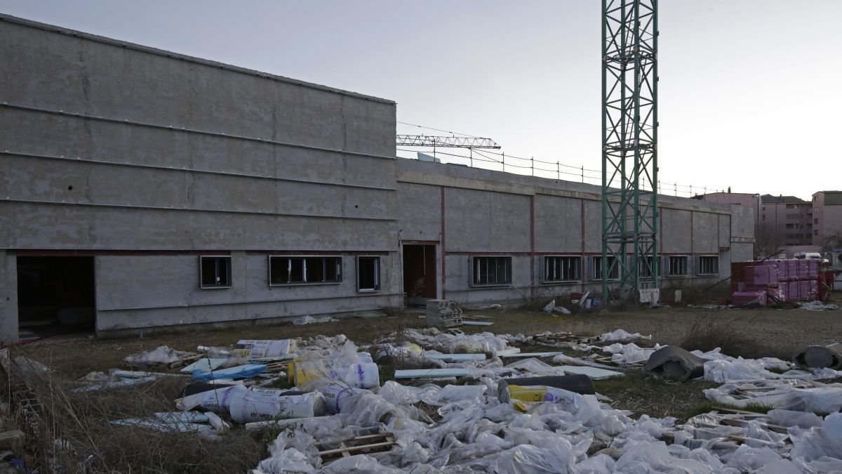 Imagen de un lateral del Conservatorio, con restos de obra y materiales.
