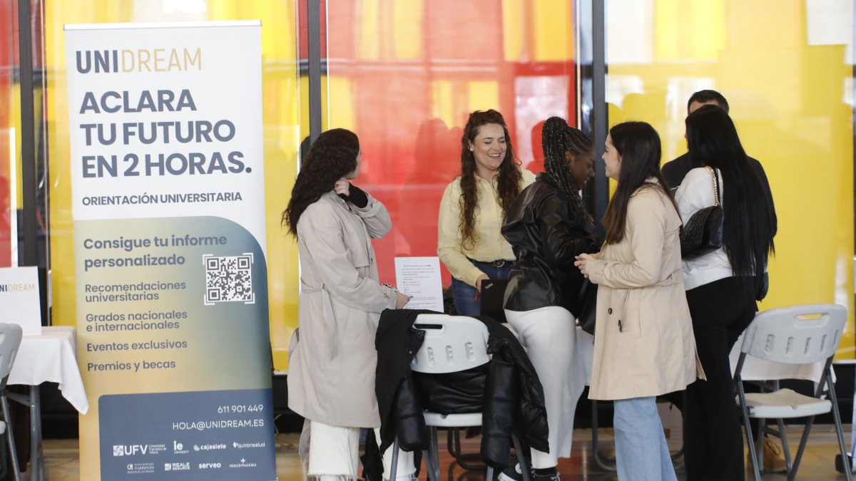 Jóvenes asistentes a la feria de orientación universitaria Unitour.