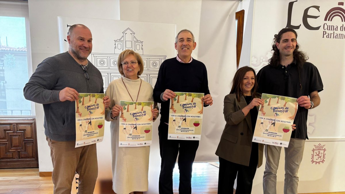 Organizadores de la iniciativa 'Caminos del Bienestar' este jueves durante su presentación en el Ayuntamiento de León