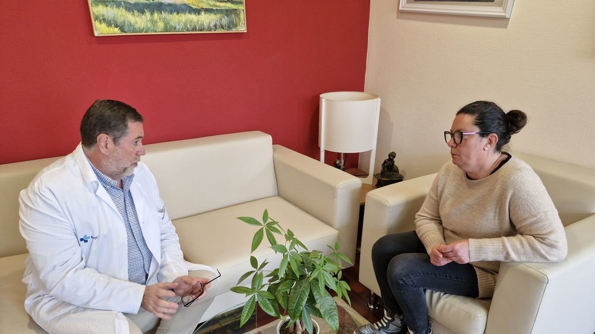 El gerente de Asistencia Sanitaria y la alcaldesa de Cacabelos.