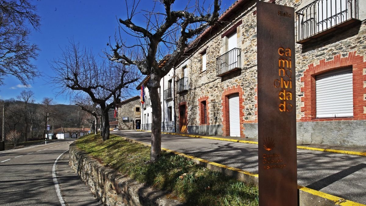 La LE-493 a su paso por Riello.