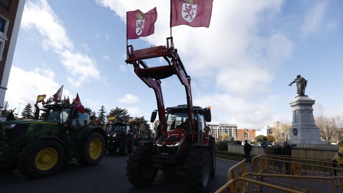 Un tractor exhibe dos banderas de León en una de las tractoradas del año pasado.