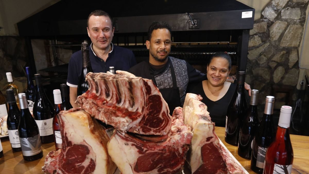 El Viejo Galeón es toda una referencia de la buena mesa con su amplia y sabrosa oferta culinaria. En la foto superior Roberto Fernández, Keury Yanluis y Rosanna Fernández.
