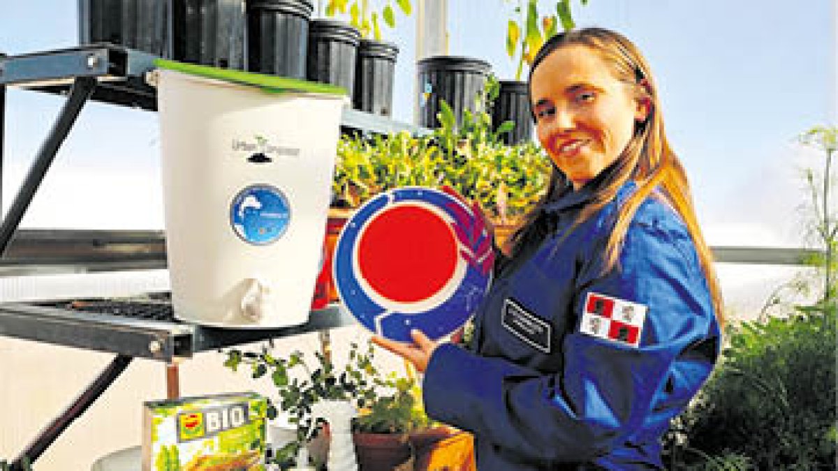 Con el compostador en el Green Hub de la MDRS