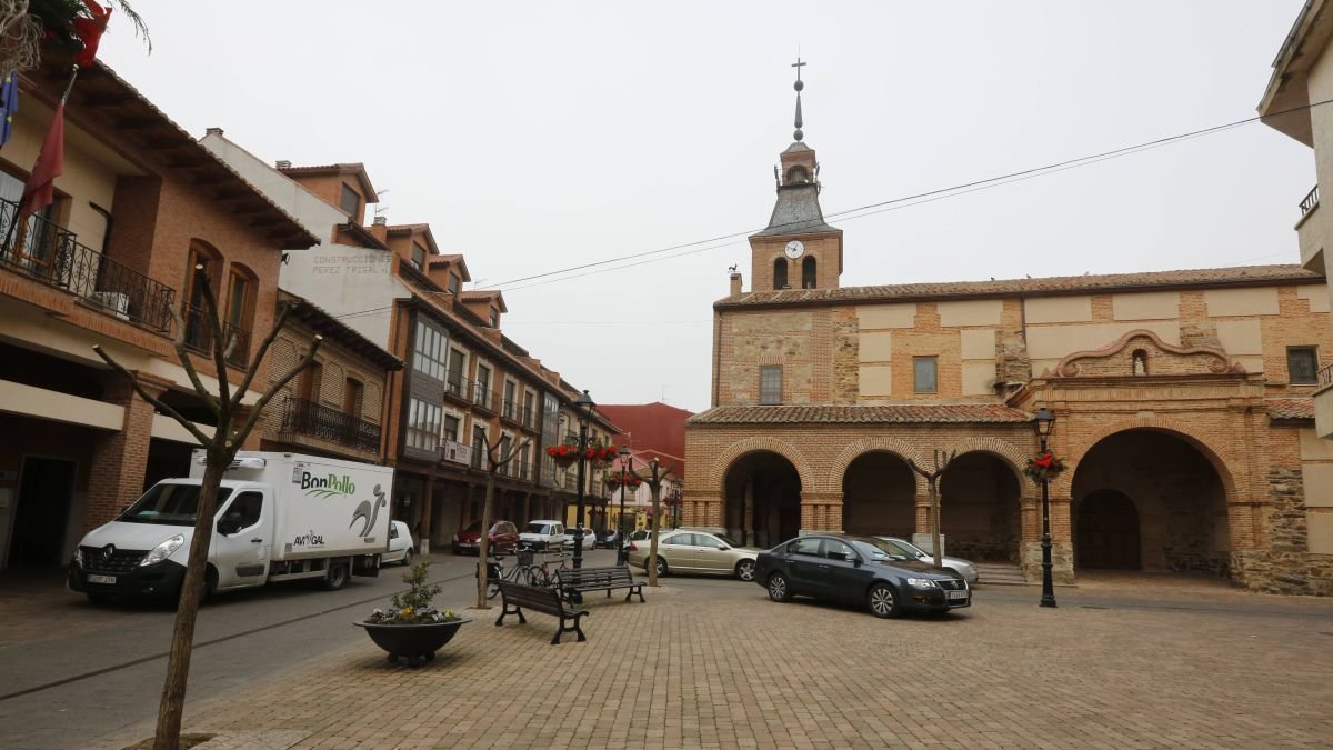 Un momento de la presentación del programa. Vista de la localidad de Santa María del Páramo.