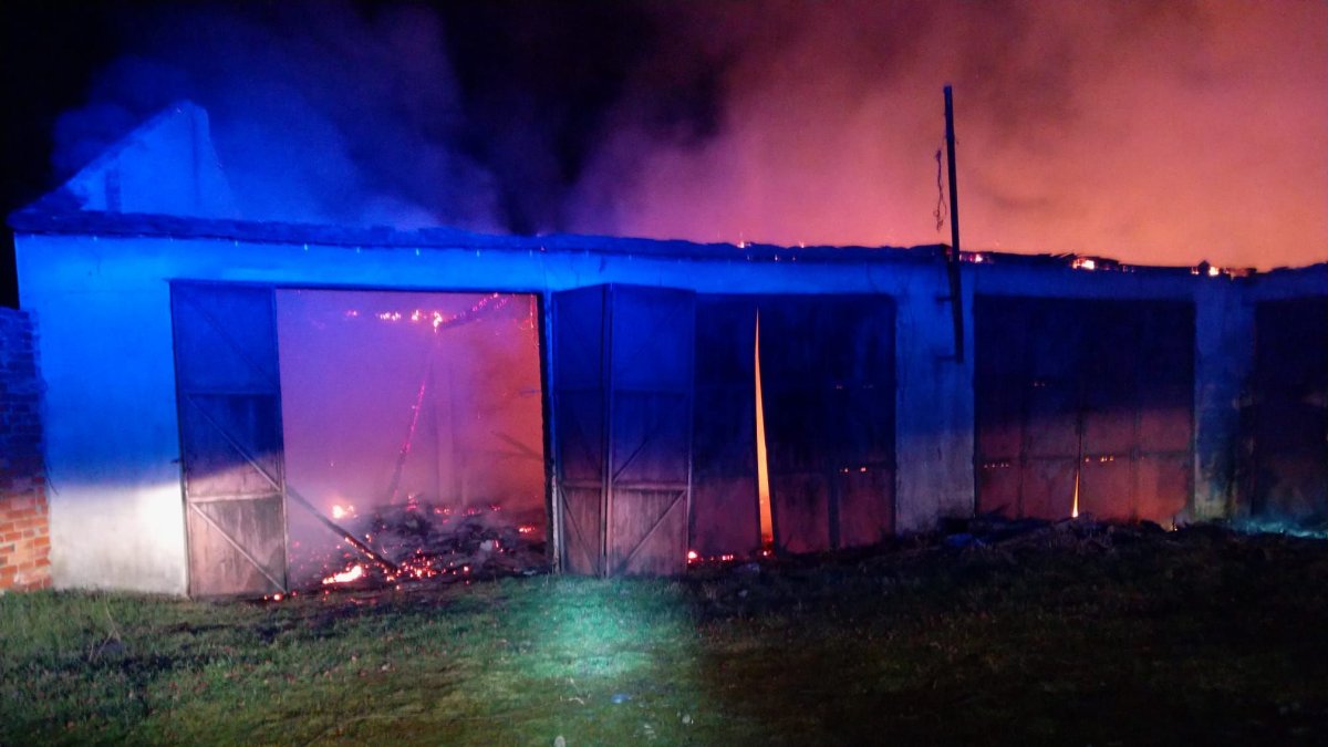 Imagen facilitada por el Ayuntamiento de Ponferrada de las labores de extinción.