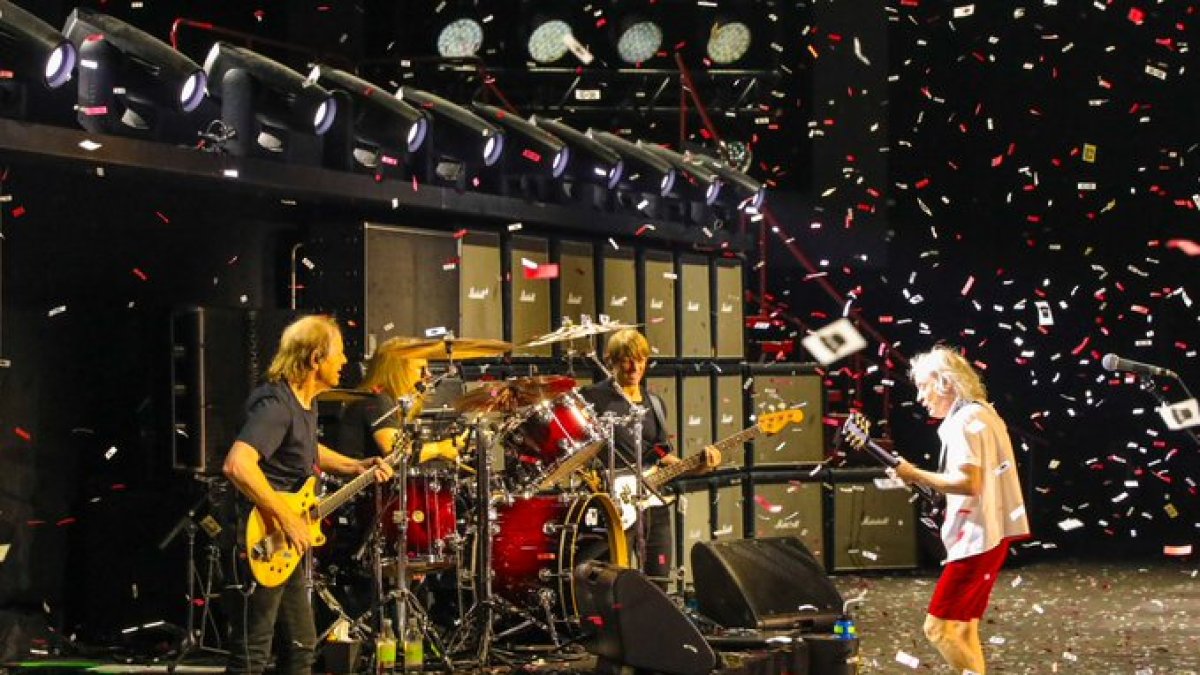 La formación actual de la mítica banda AC/DC durante un concierto reciente.