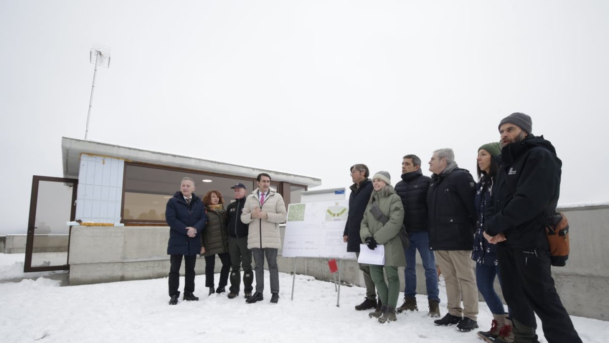 El consejero de Medio Ambiente, Vivienda y Ordenación del Territorio, Juan Carlos Suárez-Quiñones, durante visita las obras de la base de helicópteros de El Oterico.