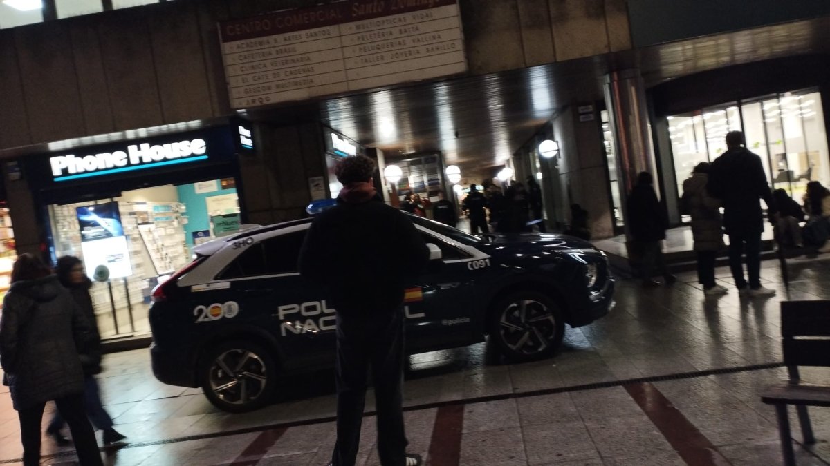 Un momento de la intervención policial.