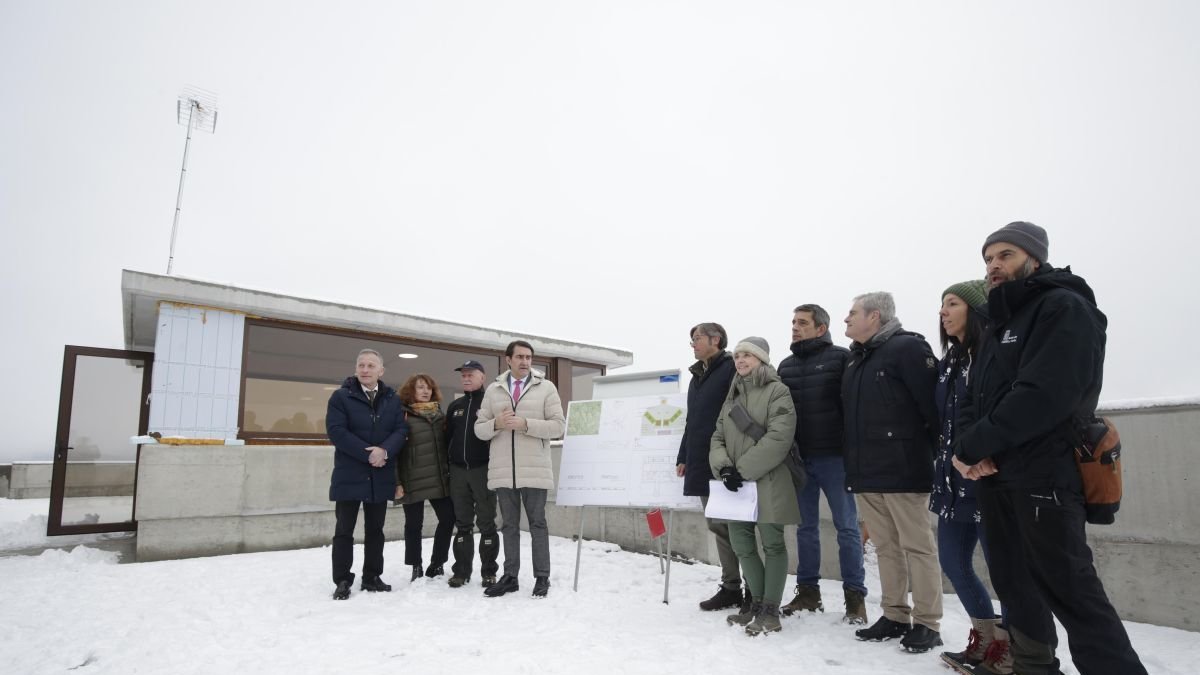 El consejero, y demás representantes, durante la presentación de las instalaciones.