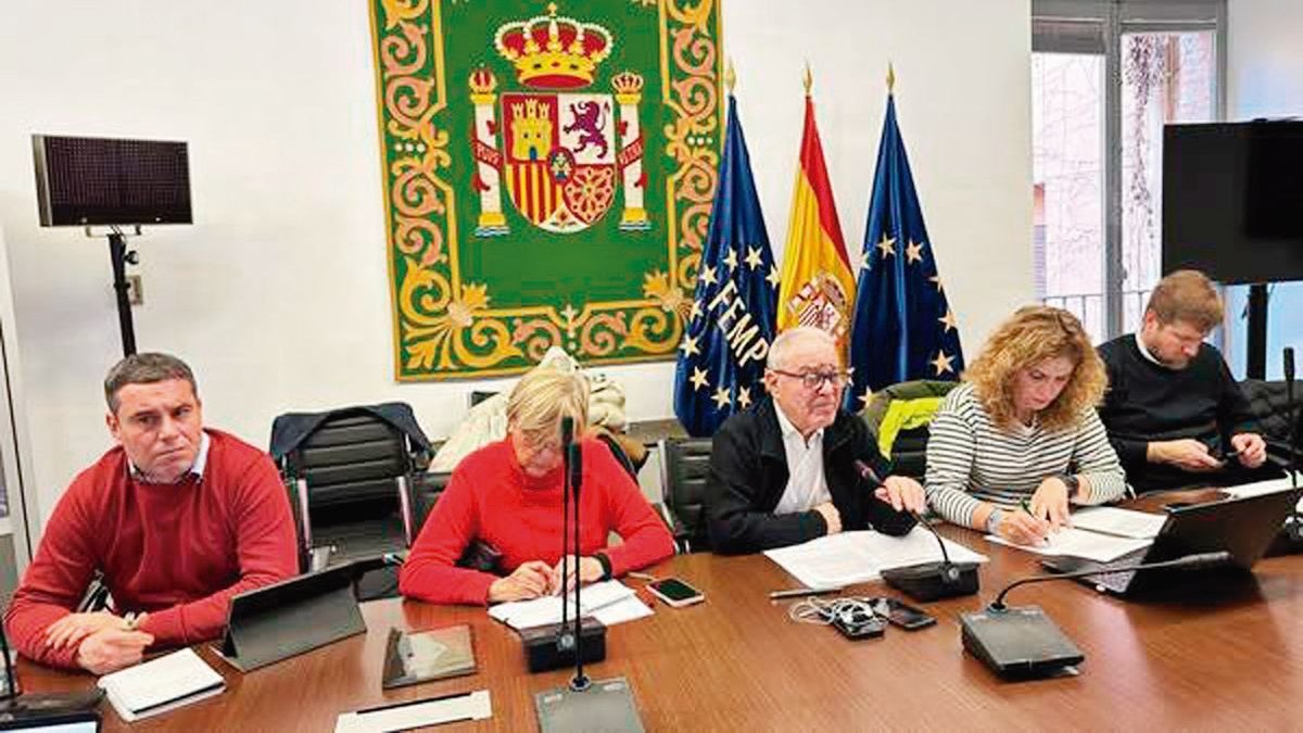 Un momento de la reunión presidida por Miguel Gracia, presidente de la asociación.