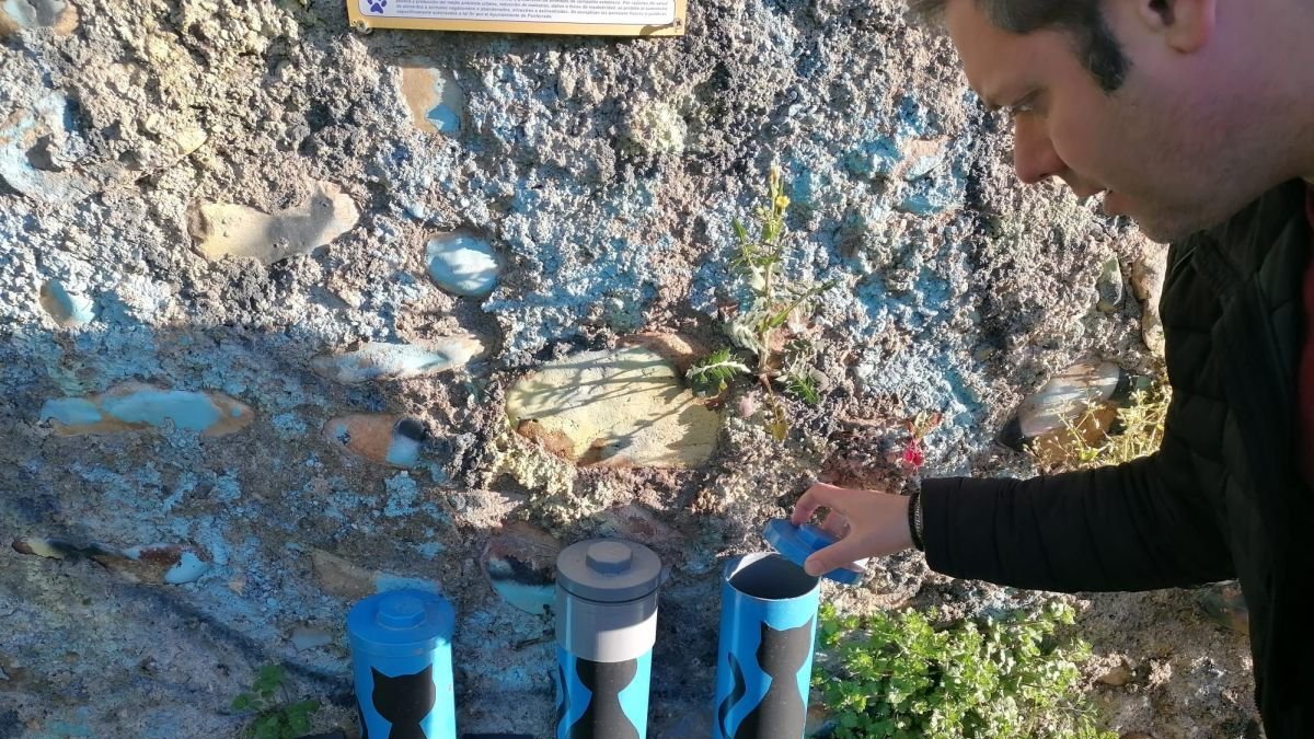 Iván Alonso muestra algunas de las tolvas para alimentar felinos en Ponferrada.