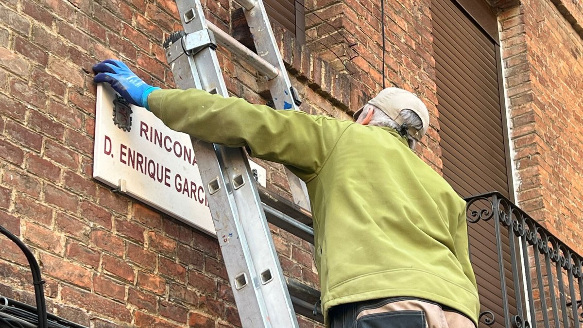 Preparativos para el descubrimiento de la placa en honor a Don Enrique García Centeno.