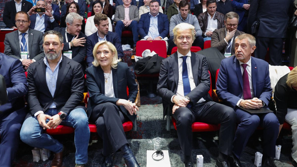Santiago Abascal (i), la francesa Marine Le Pen (3d), el italiano Matteo Salvini (i), el holandés Geert Wilders (2d) y el checo Andrej Babis (d).