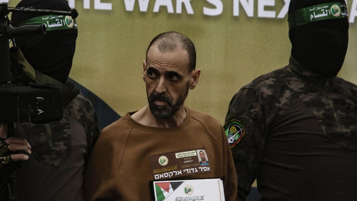 En la imagen el rehén israelí Eli Sharabi antes de ser entregado por milicianos de Hamás a un equipo de la Cruz Roja en Deir al-Balah, en el centro de Gaza, el 8 de febrero de 2025. EFE/EPA/HAITHAM IMAD