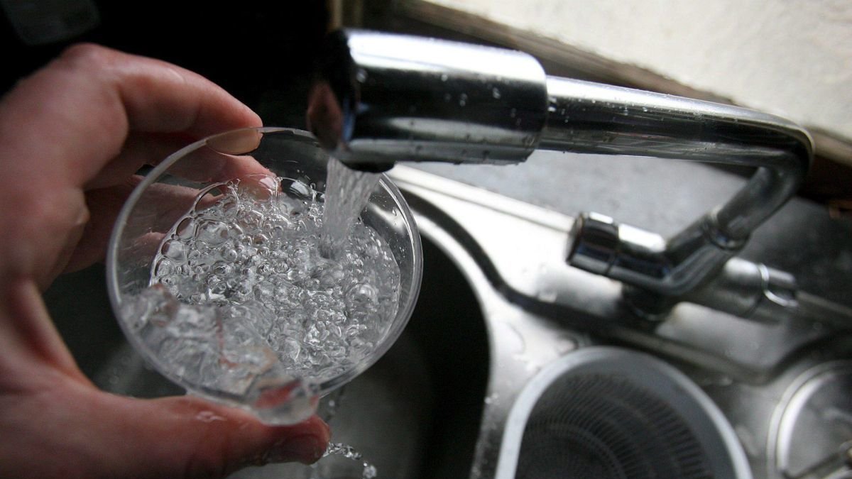 El temblor esencial dificulta hasta beber un vaso de agua.