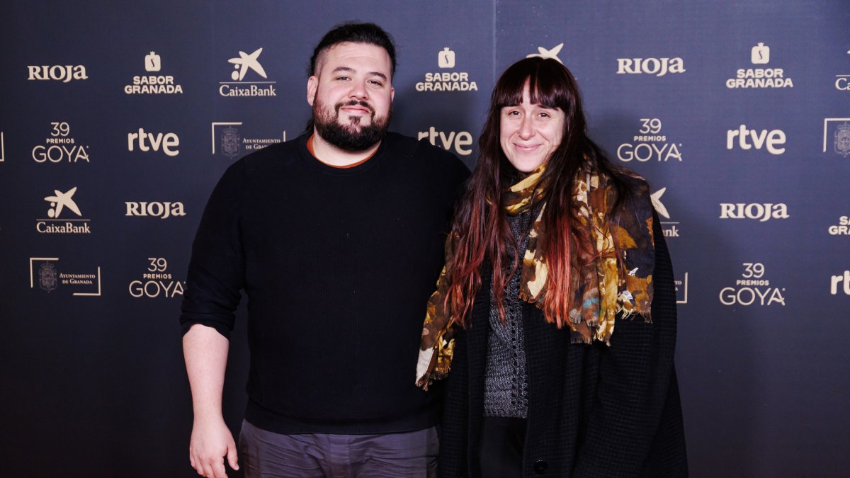 Archivo - El director Néstor López y la productora Pilar Sancho posan tras la presentación de los nominados a la 39 edición de los Goya, en la Academia de Cine.