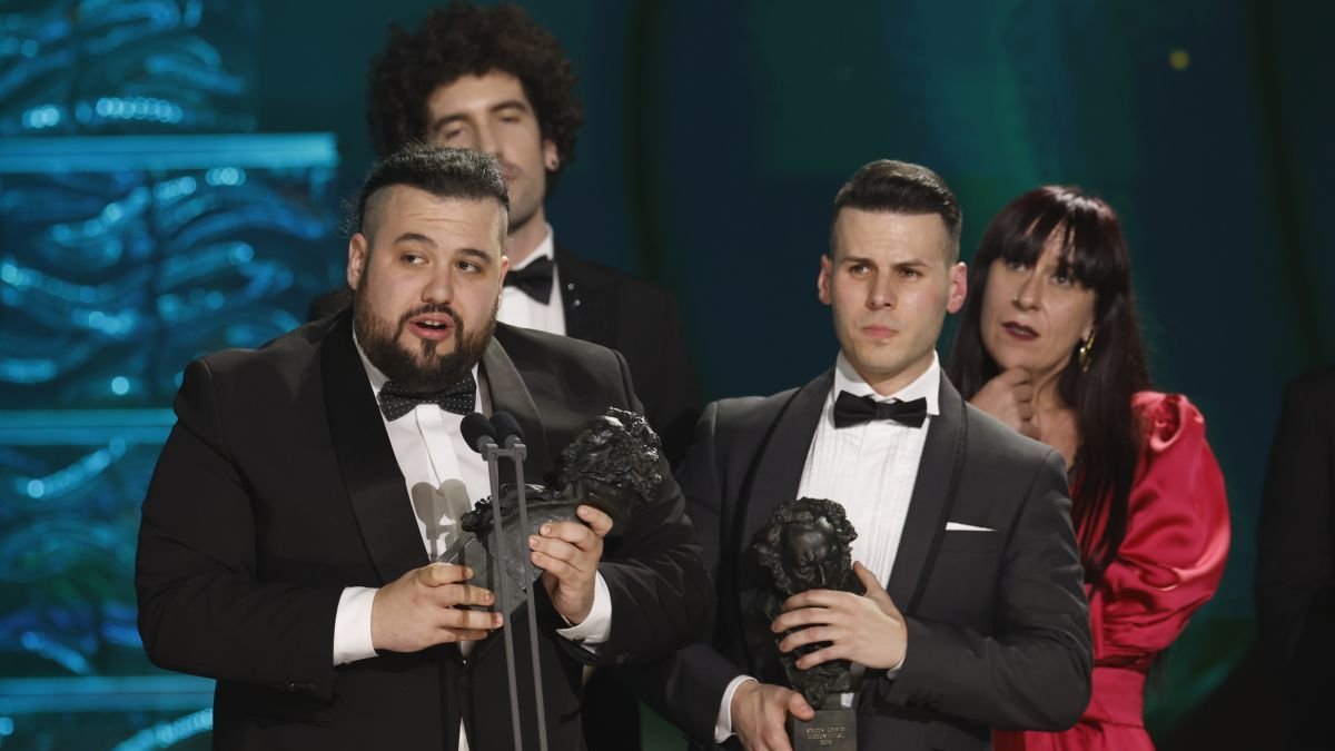 El director y productor leonés Néstor López tras recibir el Goya al Mejor Cortometraje Documental. EFE