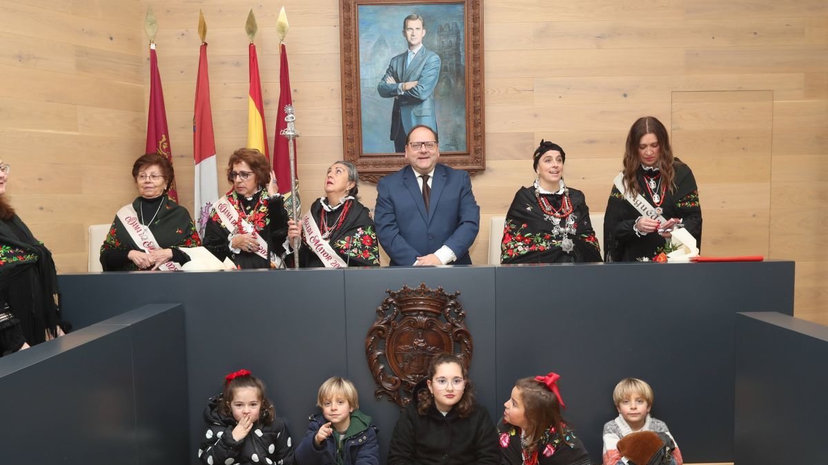 El alcalde recibió a las cofrades para entregarles el bastón de mando de la ciudad.