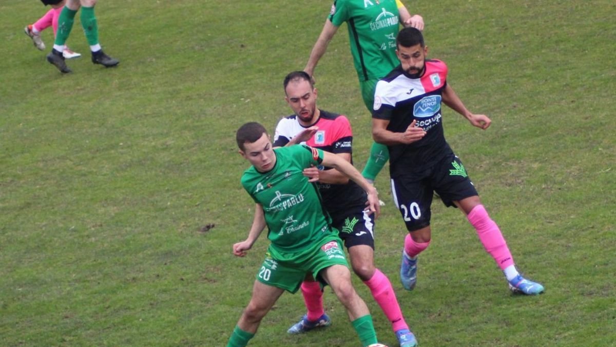 Del Valle controla el balón ante un jugador del Almazán en un lance del partido.