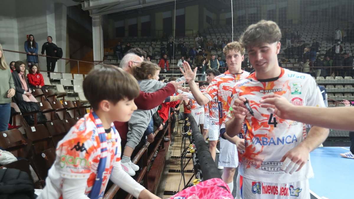 Carlos Álvarez firma un autógrafo a un aficionado del Ademar tras ganar a Puente Genil.