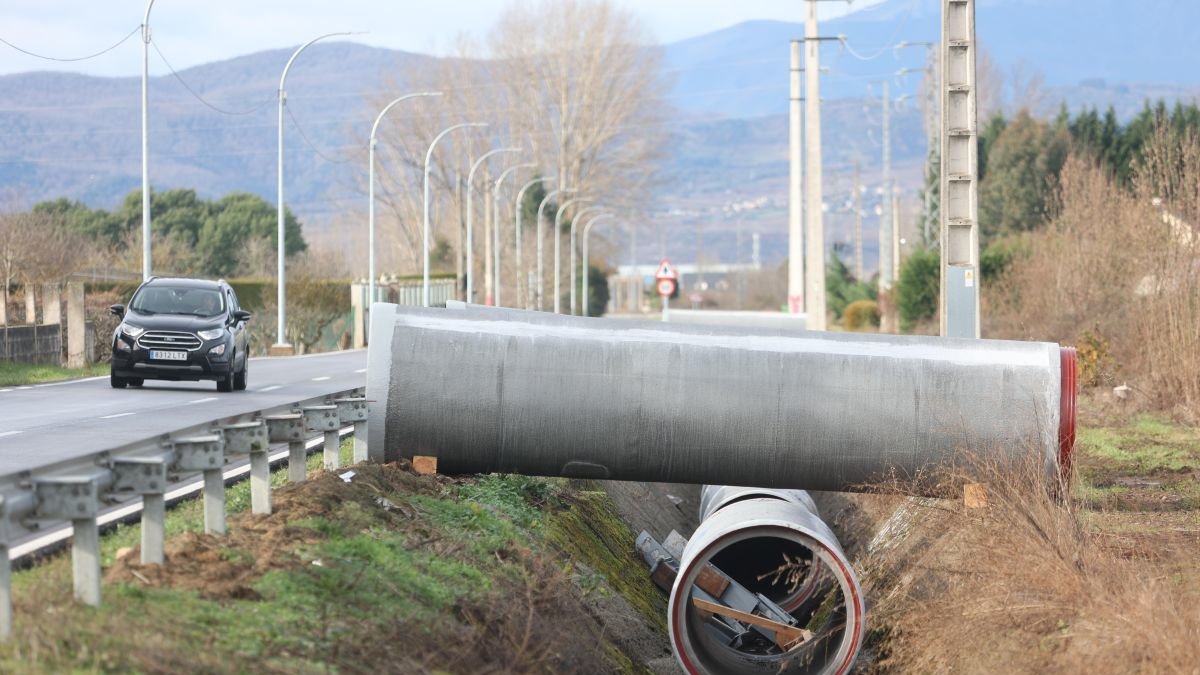 Trabajos de entubado en el Canal Bajo del Bierzo por la zona de Camponaraya.