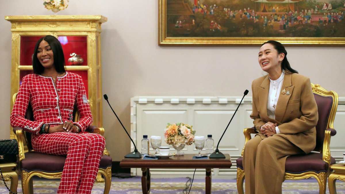 La modelo británica Naomi Campbell (izquierda) junto a la primera ministra de Tailandia, Paetongtarn Shinawatra (derecha).
EFE/EPA/RUNGROJ YONGRIT
