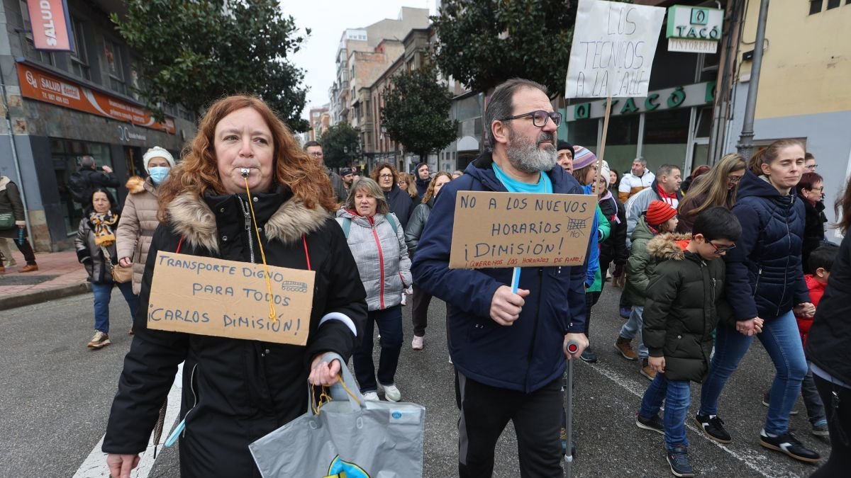 Un momento de la marcha por las calles de Ponferrada para pedir el cambio de horarios.