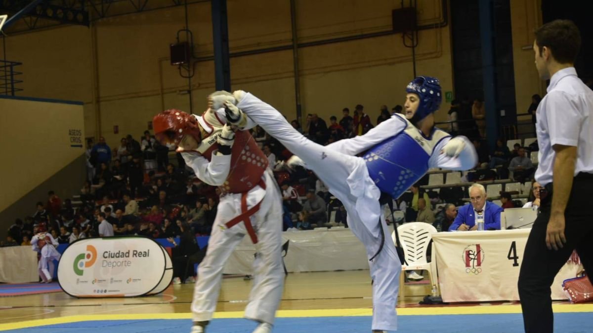 Marcos López González en un combate en el que venció a su rival.