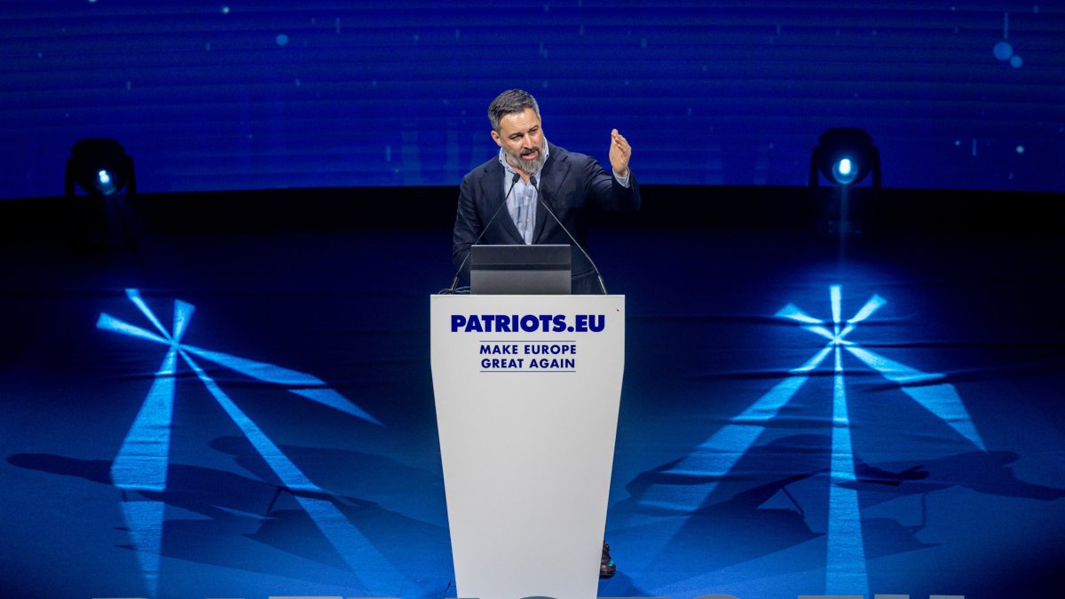 El líder de Vox, Santiago Abascal, interviene durante la cumbre ‘Patriots’, en Hotel Marriott Auditorium, a 8 de febrero de 2025, en Madrid (España).