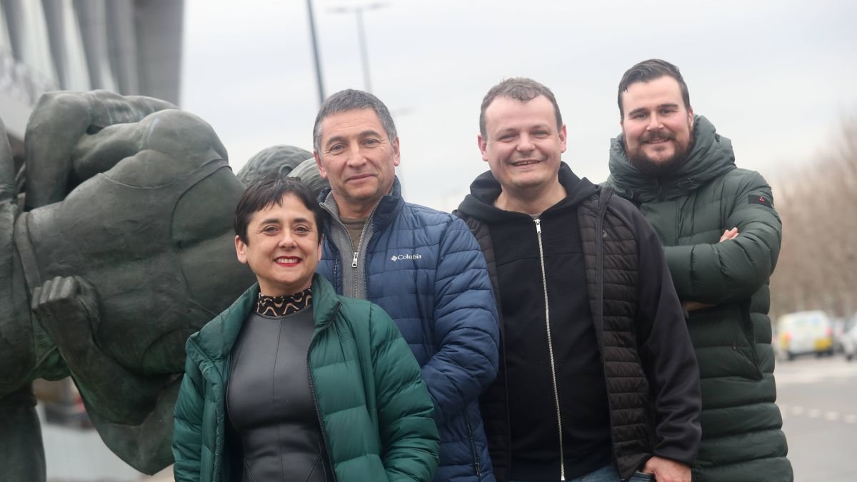 Susana Ropero lidera una nueva etapa con expertos como Héctor de Castro, José Ignacio Celadilla y Abel Isaí Cabero, que posan en la escultura de los aluches.