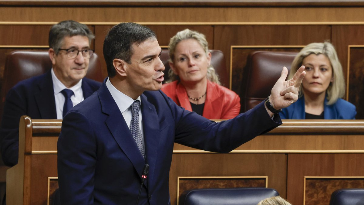 El presidente del Gobierno, Pedro Sánchez, durante su intervención en la primera sesión de control al Ejecutivo del año, este miércoles en el Congreso. EFE/ J.J.Guillén