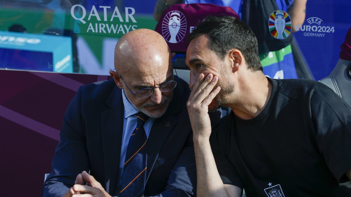 El seleccionador español Luis de la Fuente (i) conversa con su hasta ahora segundo entrenador Pablo Amo (d) en una imagen de archivo. EFE/J.J.Guillén