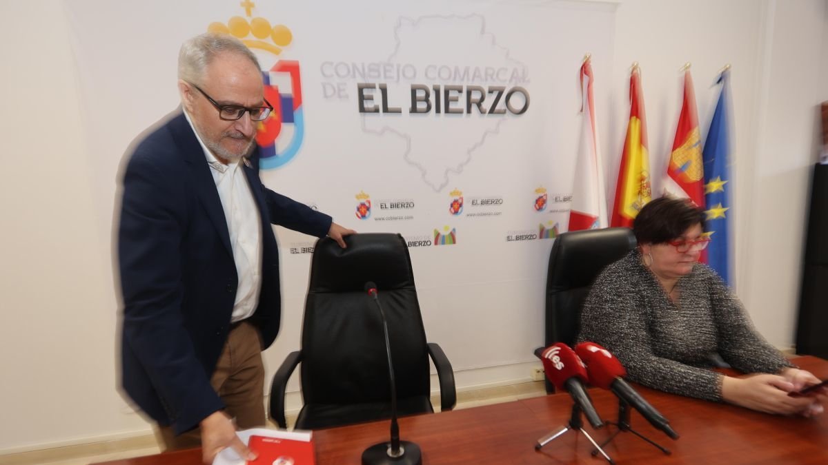 El presidente del Consejo, Olegario Ramón, y la consejera de Turismo, Cristina Pérez.
