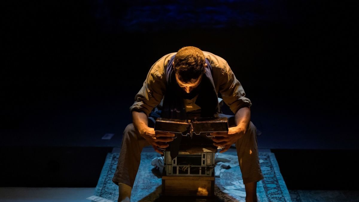 Ahmed Younoussi protagoniza el monólogo inspirado en su propia historia.