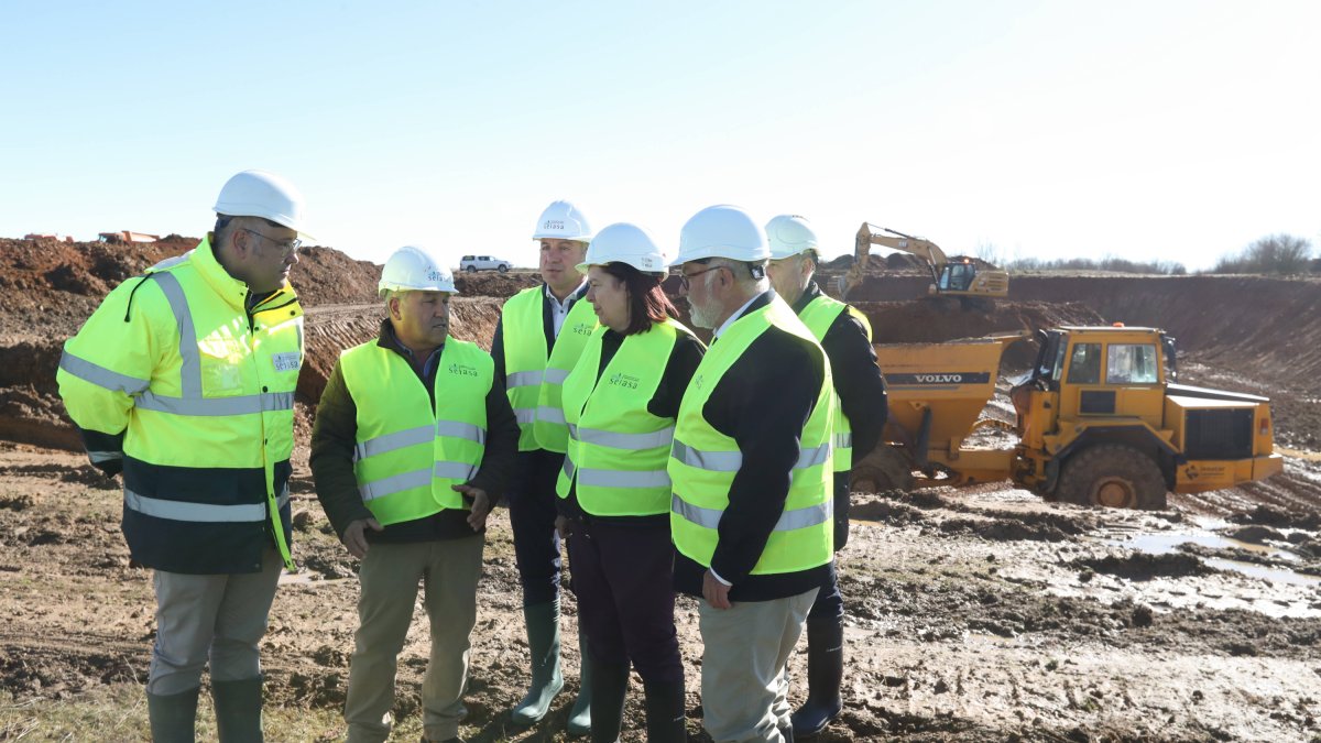 La secretaria de Estado en su visita a las obras del Canal del Porma
