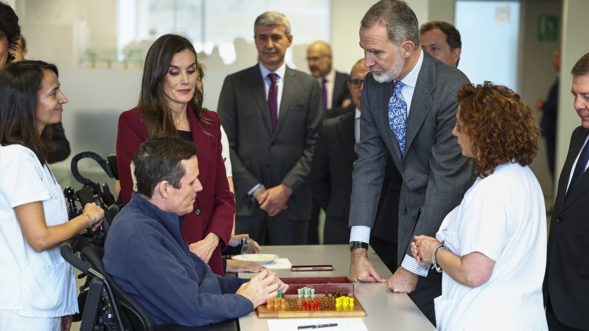 Los reyes conversan con usuarios del Hospital de Parapléjicos de Toledo.