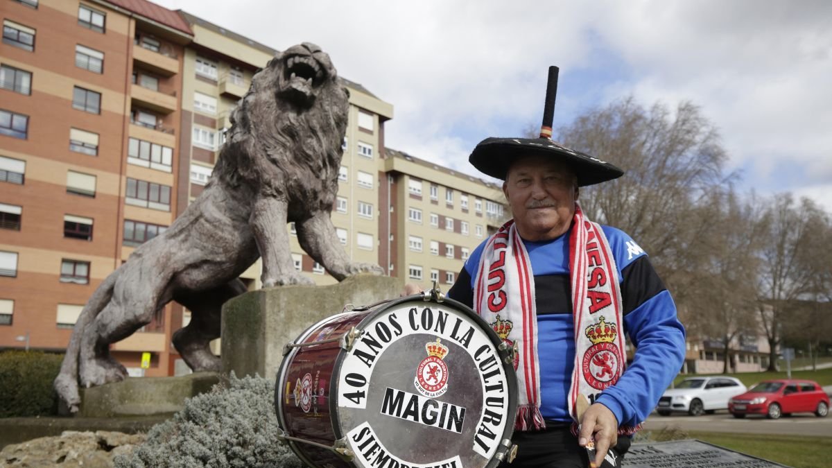 Magín Cantón lleva 40 años con su bombo siendo fiel a la Cultural y a otros equipos que han contado con su animación desde la grada.