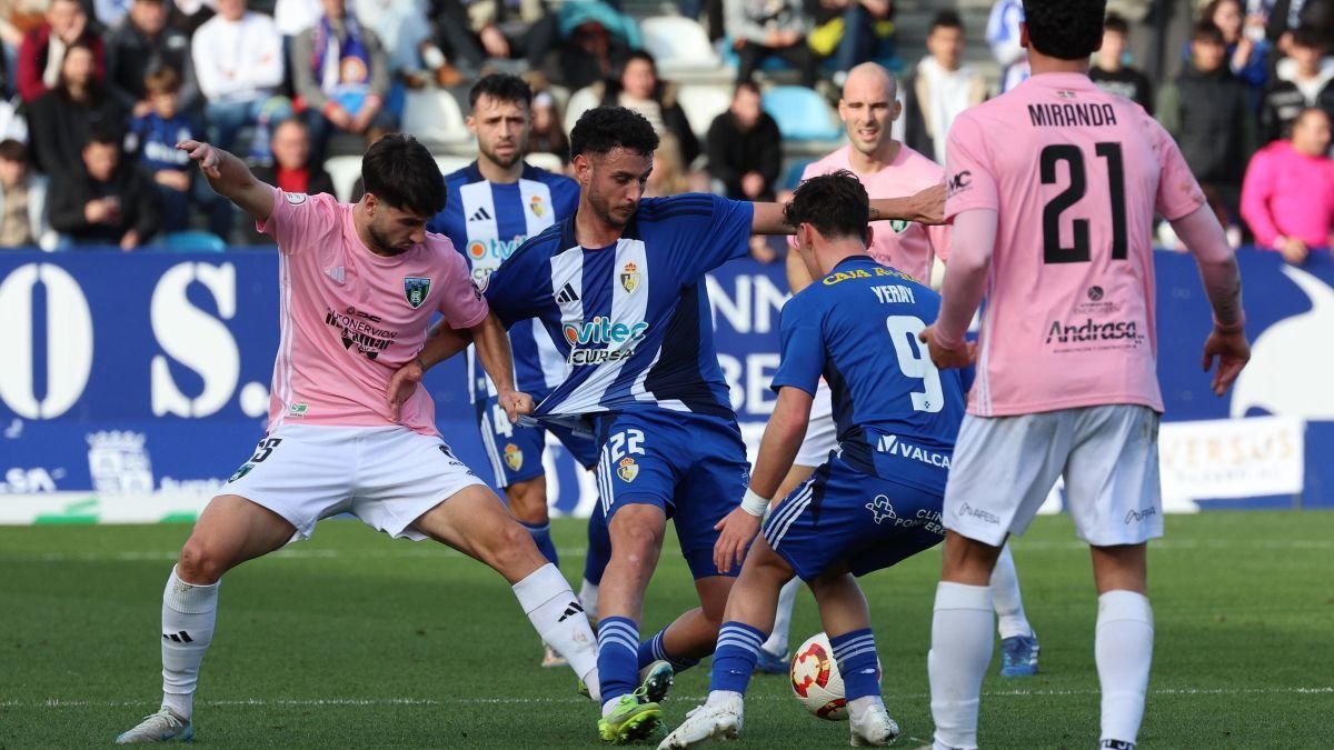 Esquerdo podrá jugar el domingo tras la contractura sufrida frente al Barakaldo CF.
