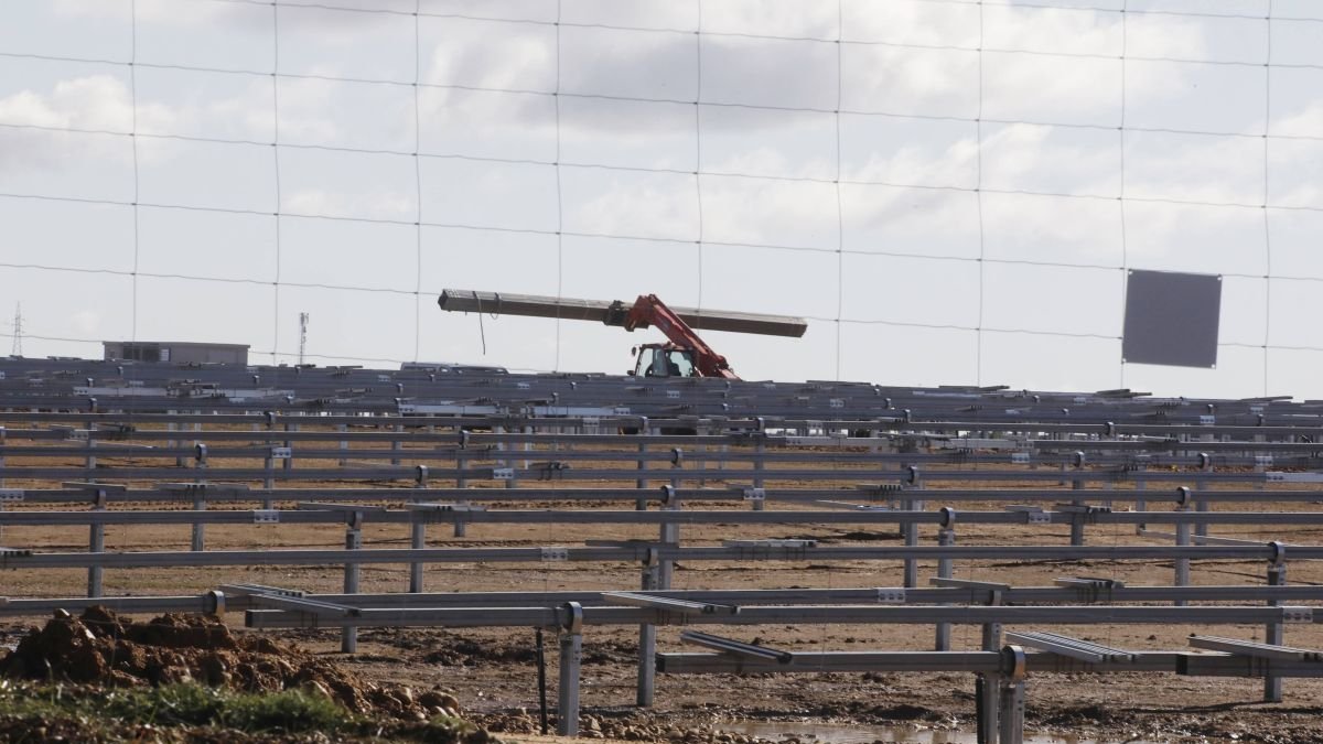 Fase de construcción del parque solar, en un estado ya avanzado junto al recinto industrial.