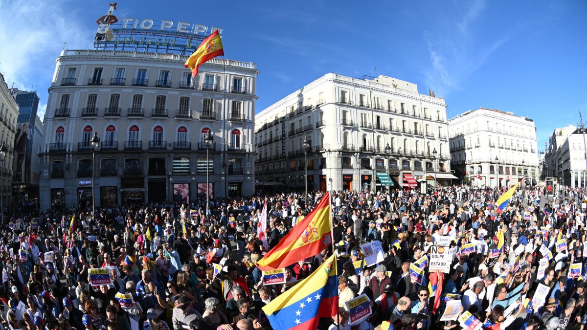 Cientos de venezolanos se manifiestan en la Puerta del Sol de Madrid . EFE/ Fernando Villar