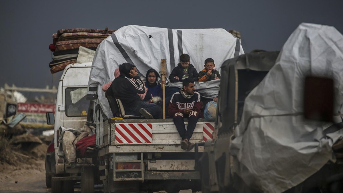 Los palestinos viajan desde el sur de la Franja de Gaza hacia el norte tras la retirada de las tropas israelíes