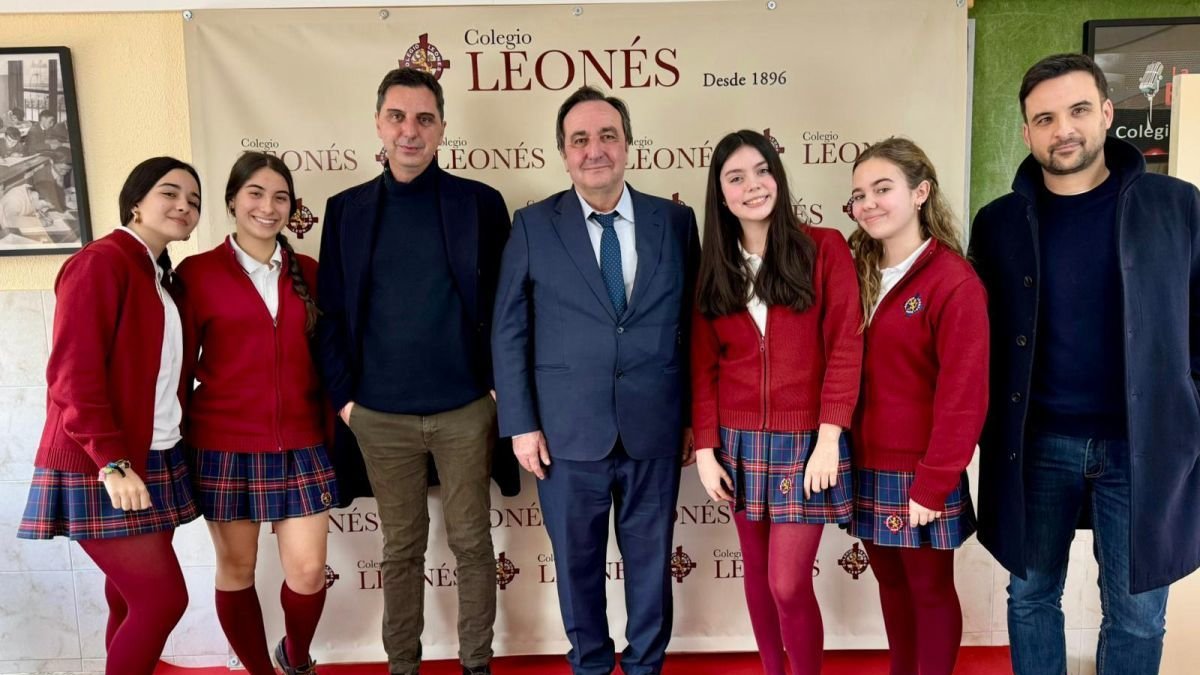 El director del centro, flanqueado por los actores del podcast.