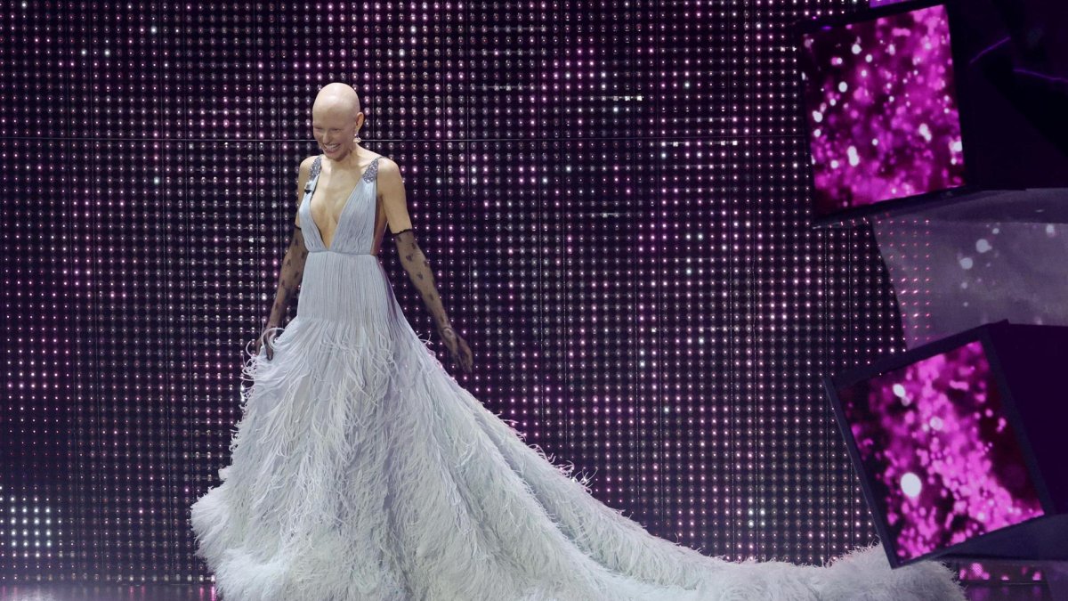 La modelo italiana Bianca Balti aparece en el escenario durante la segunda noche del 75.º Festival de la Canción Italiana de Sanremo, Italia, el 12 de febrero de 2025. EFE/EPA/FABIO FRUSTACI