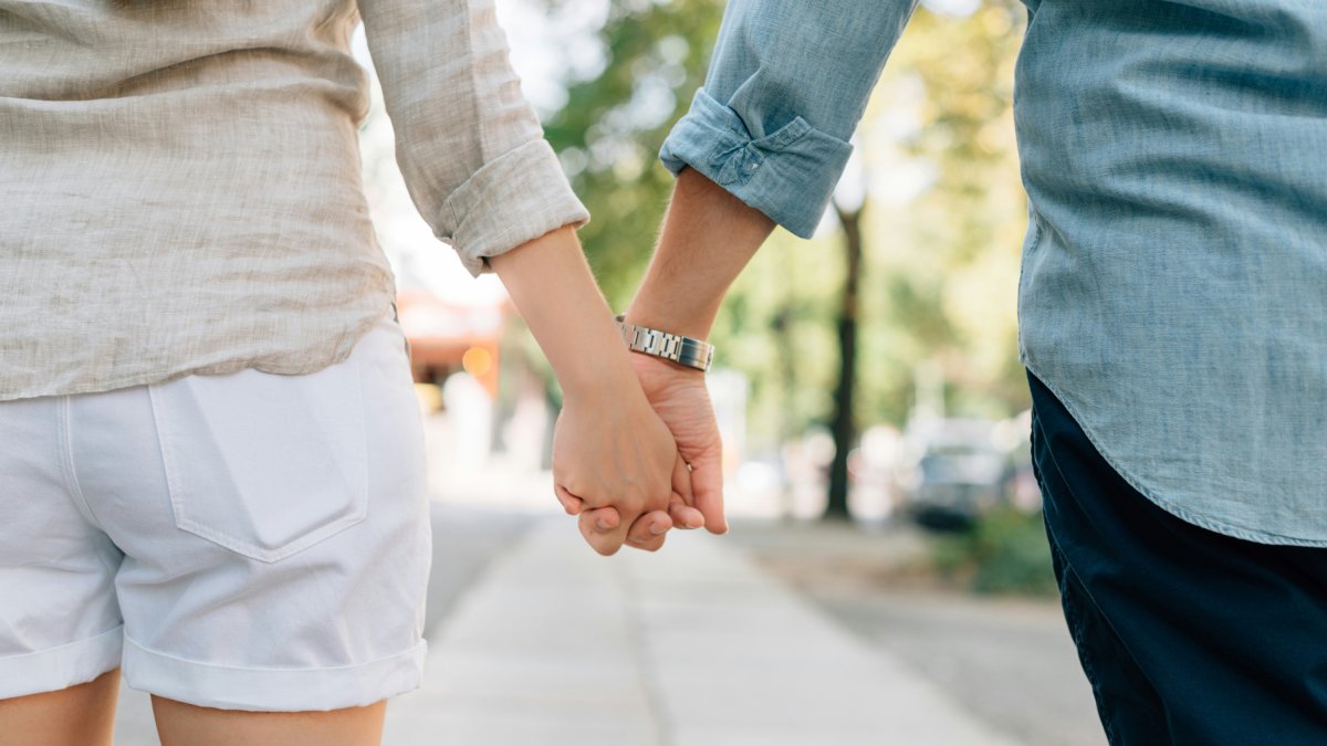 Caminando juntos por la calle tomados de la mano.